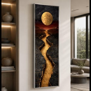 Könnte beinhalten: Ein vertikales, rechteckiges Wandbild, das eine dunkle, texturierte Landschaft mit einem leuchtend goldenen Fluss zeigt, der durch einen tiefen Canyon fließt. Über dem Horizont hängt ein großer, strukturierter goldener Mond am dunklen Himmel.
