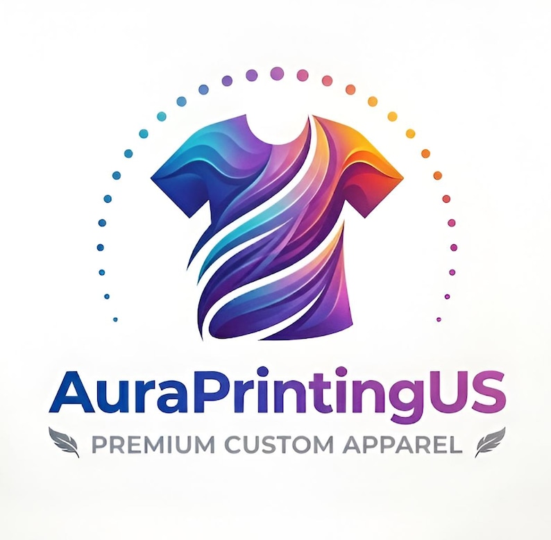 Puede incluir: Un logotipo con un dise&ntilde;o de camiseta estilizado con degradados de color azul, morado, naranja y amarillo. El texto "AuraPrintingUS" est&aacute; debajo, con "PREMIUM CUSTOM APPAREL" debajo.