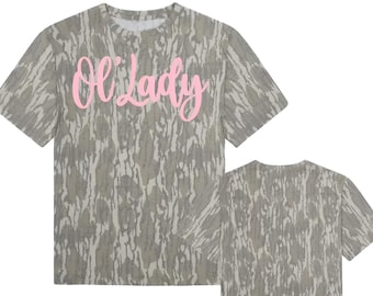 Camiseta Ol’ Lady Camo, camiseta de camuflaje lavada, camiseta de estilo vintage de caza, camiseta gráfica de camuflaje retro, top casual unisex de estilo urbano.