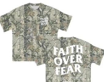 Camiseta de camuflaje "Fe sobre el miedo", camiseta gráfica cristiana, camiseta de camuflaje religiosa, ropa con temática religiosa, regalo para él o ella.