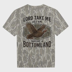 Camiseta "Lord Bury Me In Bottomland", camiseta de camuflaje Mossy Oak Wash, camiseta de caza vintage para papá, regalo para cazador forajido 2026, camiseta de camuflaje unisex imagen 3