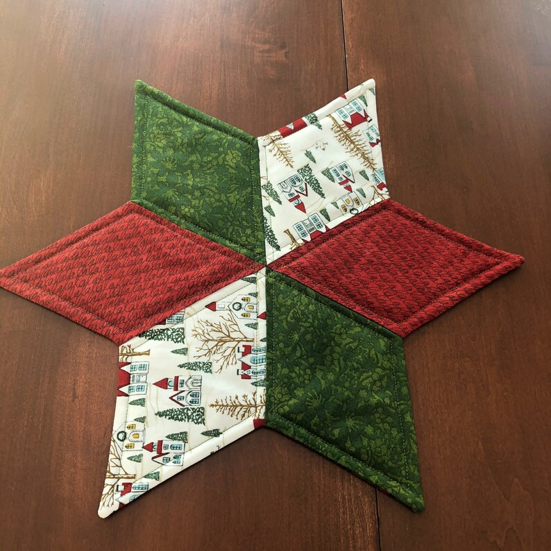 Elegant Poinsettia & Holly Quilted Star Candle Mat Christmas Red D78