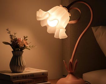 Lampada da tavolo a forma di giglio rosa con stelo regolabile - Elegante decorazione da scrivania e romantica luce notturna per camera da letto o cameretta dei bambini.