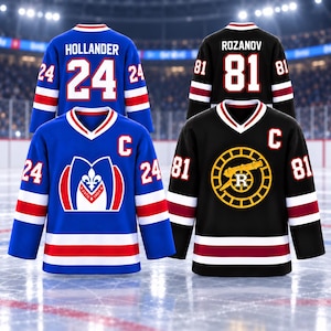 Puede incluir: Dos camisetas de hockey azules y dos negras. Las azules llevan el nombre HOLLANDER, el número 24 y un escudo con una flor de lis. Las negras llevan el nombre ROZANOV, el número 81 y un logotipo circular con un cañón y la letra R.