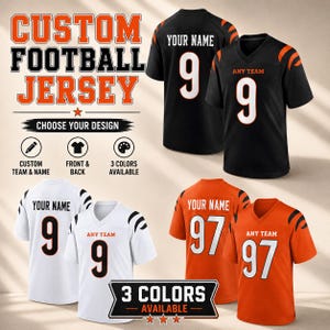 Könnte beinhalten: Personalisierte Football-Trikots in Schwarz, Weiß und Orange. Der Text lautet CUSTOM FOOTBALL JERSEY, CHOOSE YOUR DESIGN, CUSTOM TEAM & NAME, FRONT & BACK, 3 COLORS AVAILABLE, YOUR NAME, ANY TEAM, sowie die Nummern 9 und 97 auf den Trikots.