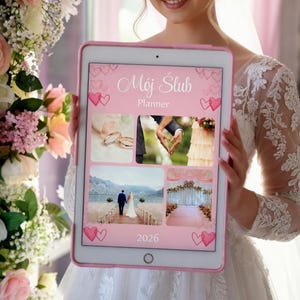 Könnte beinhalten: Ein rosa Tablet mit einem Hochzeitsplaner mit dem Titel "Mój Ślub Planner 2026" mit Bildern von Eheringen, Paaren und Zeremoniedekorationen. Das Tablet wird von einer Person gehalten, die einen Blumenkranz und ein weißes Spitzenkleid trägt.