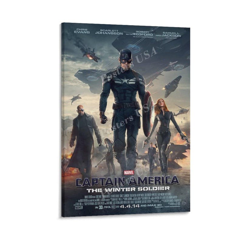 Puede incluir: Un p&oacute;ster enmarcado de la pel&iacute;cula "Capit&aacute;n Am&eacute;rica: El Soldado de Invierno". El p&oacute;ster presenta a Chris Evans, Scarlett Johansson y Samuel L. Jackson. La imagen muestra al Capit&aacute;n Am&eacute;rica con un traje azul y negro, sosteniendo su escudo, con otros personajes y aviones al fondo.