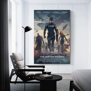 Puede incluir: Un p&oacute;ster enmarcado de la pel&iacute;cula "Capit&aacute;n Am&eacute;rica: El Soldado de Invierno" con Chris Evans, Scarlett Johansson y Samuel L. Jackson. El p&oacute;ster muestra a Capit&aacute;n Am&eacute;rica y otros personajes en acci&oacute;n, con el t&iacute;tulo de la pel&iacute;cula en primer plano.