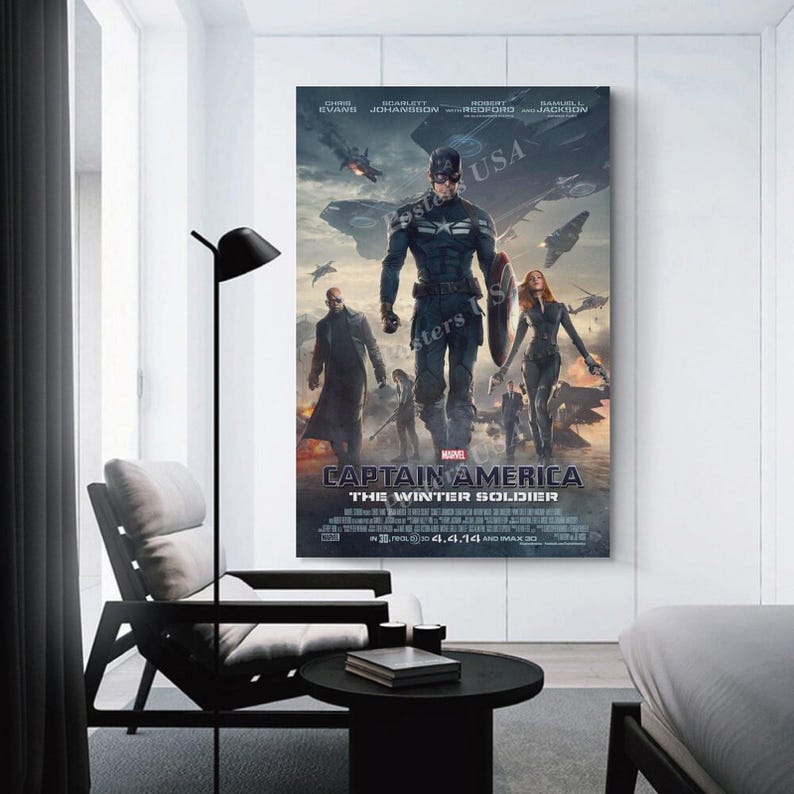 Puede incluir: Un p&oacute;ster enmarcado de la pel&iacute;cula "Capit&aacute;n Am&eacute;rica: El Soldado de Invierno" con Chris Evans, Scarlett Johansson y Samuel L. Jackson. El p&oacute;ster muestra a Capit&aacute;n Am&eacute;rica y otros personajes en acci&oacute;n, con el t&iacute;tulo de la pel&iacute;cula en primer plano.