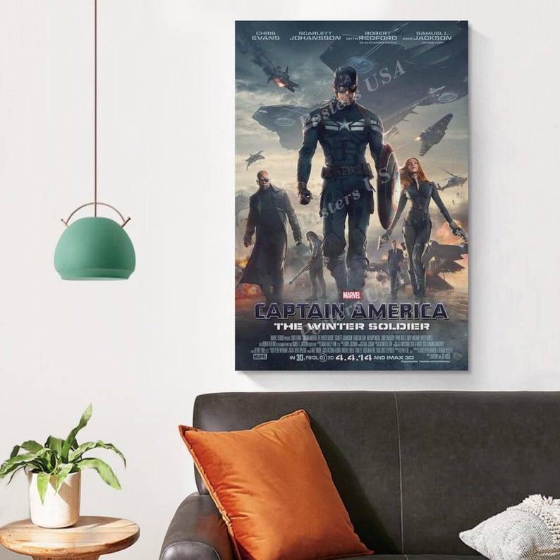 Puede incluir: Un p&oacute;ster enmarcado de la pel&iacute;cula "Capit&aacute;n Am&eacute;rica: El Soldado de Invierno" con Chris Evans, Scarlett Johansson y Samuel L. Jackson. El p&oacute;ster muestra al Capit&aacute;n Am&eacute;rica, Viuda Negra y otros personajes en una escena de batalla.