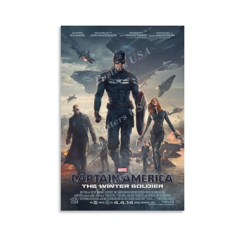 Puede incluir: Un cartel de la pel&iacute;cula "Capit&aacute;n Am&eacute;rica: El Soldado de Invierno" con Chris Evans, Scarlett Johansson y Samuel L. Jackson. El cartel muestra al Capit&aacute;n Am&eacute;rica con un traje azul y blanco, sosteniendo un escudo, con otros personajes y aviones en el fondo.