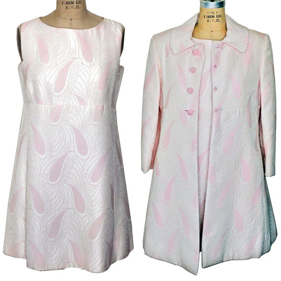 Vintage 1960s Mini Mod Pink White Paisley Dress wi