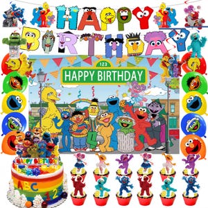 以下が含まれることがあります： セサミストリートのキャラクターが登場する、カラフルな誕生日パーティーのシーン。虹色のケーキ、カップケーキ、風船、そして「Happy Birthday」と書かれたバナーが含まれています。背景には「Happy Birthday」と書かれた看板のある街並みが描かれています。