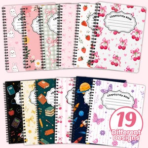Puede incluir: Una colección de cuadernos de espiral con varios diseños, incluyendo conejitos blancos, flores rosas, cuadros vichy verdes con lazos, fresas con cerezas, temas espaciales, material escolar y mariposas, cada uno con una etiqueta para escribir.