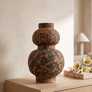 Vase en céramique texturée, coloris anthracite et brun rouille, objet décoratif sculptural fait main