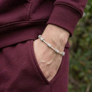 Herrarmband med taggar i guld och silver, armband med isad taggtråd