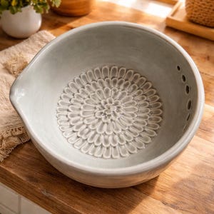 Rallador de cerámica 3 en 1 hecho a mano con boquilla / Pelador de hierbas, molinillo de ajo y plato para salsas / Utensilio de cocina / Regalo único para chefs