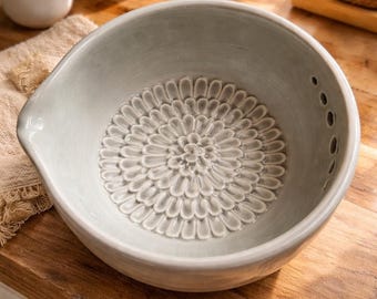 Rallador de cerámica 3 en 1 hecho a mano con boquilla / Pelador de hierbas, molinillo de ajo y plato para salsas / Utensilio de cocina / Regalo único para chefs