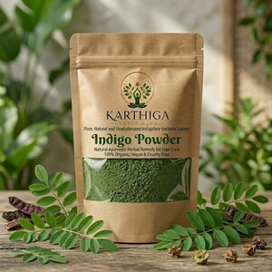 Könnte beinhalten: Ein brauner Kraftpapierbeutel mit grünem Indigopulver. Das Etikett trägt den Text KARTHIGA VEDIC AURA, Pure, Natural and Unadulterated Indigofera tinctoria Leaves, Indigo Powder, Natural Ayurvedic Herbal Remedy for Hair Care.