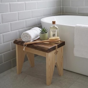 Può includere: Un set di tre tazze in ceramica con finitura opaca e macchiettata. Le tazze sono nei toni del crema, grigio chiaro e grigio scuro. Ogni tazza ha un design semplice e minimalista.