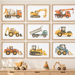 Peut inclure: Un ensemble de neuf impressions à l'aquarelle encadrées représentant des engins de chantier, dont une bétonnière, une pelleteuse, une grue, une tractopelle, un camion-benne, un rouleau compresseur, une chargeuse, un bulldozer et une chargeuse compacte.