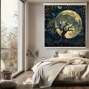 Könnte beinhalten: Ein Rollo mit einem dunklen Nachthimmel, einem großen, leuchtend gelben Vollmond und einer Mondsichel. Ein dunkler, detaillierter Baum mit sichtbaren Wurzeln steht im Vordergrund vor dem Mond, umgeben von zahlreichen kleinen, hellen Sternen.
