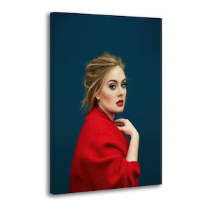 Puede incluir: Retrato en lienzo de una mujer con cabello rubio y labios rojos, vestida con una prenda roja, sobre un fondo azul oscuro. Fotografía de estudio.