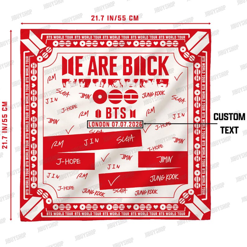 Peut inclure: Un bandana carr&eacute; rouge et blanc avec le texte "WE ARE BACK" et le logo BTS. Le bandana mesure 55 cm (21,7 pouces). Il pr&eacute;sente les noms des membres du groupe et la date "LONDON 07.07.2026".