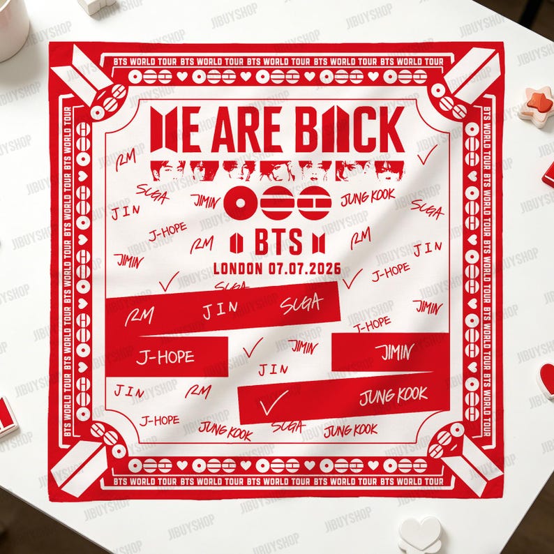 Peut inclure: Un bandana rouge et blanc avec le texte "WE ARE BACK" et le logo BTS. Le motif comprend les noms des membres du groupe et la date "LONDON 07.07.2026". La bordure est orn&eacute;e de c&oelig;urs et du texte "BTS WORLD TOUR".