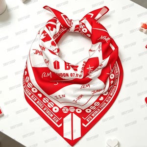Peut inclure: Foulard carr&eacute; rouge et blanc avec texte et graphiques. Le foulard pr&eacute;sente le texte "BTS WORLD TOUR" et d'autres textes et symboles. Le foulard est nou&eacute;.