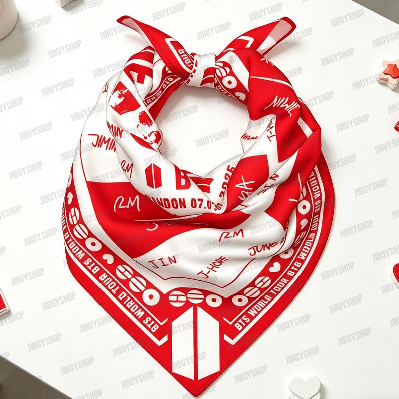 Peut inclure: Foulard carr&eacute; rouge et blanc avec texte et graphiques. Le foulard pr&eacute;sente le texte "BTS WORLD TOUR" et d'autres textes et symboles. Le foulard est nou&eacute;.
