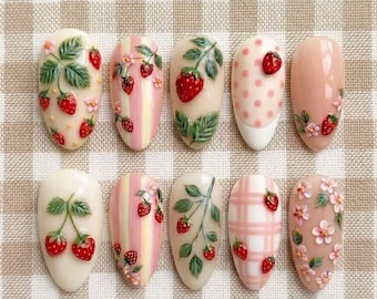 Uñas postizas hechas a mano con diseño de jardín de fresas, diseño de uñas veraniego en 3D con frutas y flores, estilo cottagecore de cuadros vichy en tonos rosa pastel almendra.