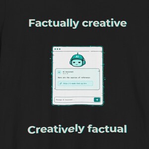 Può includere: Una t-shirt nera a maniche corte con il testo "Factually creative" sopra e "Creatively factual" sotto una grafica centrale di una finestra di chat del computer che mostra un'icona di un robot e un riquadro con il testo "AI Assistant".