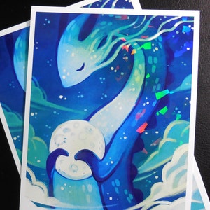 Holographischer Prisma Sonne & Mond Drachen Print, Illustrierter Kunstdruck, himmlische Kunst, Fantasy Kunstwerk, Wandkunst, Kinderzimmer Kunst, Kinderzimmer Kunstdruck