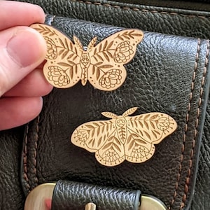 Broche de borboleta de 1,5 polegadas - joias de madeira, acessórios, joias ilustradas, broche de floresta, mariposa