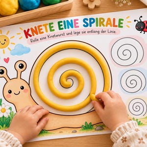 Op de afbeelding: Een rechthoekige activiteitenmat met een slakillustratie en de Duitse tekst KNETE EINE SPIRALE. De mat bevat een grote spiraalomtrek voor gele klei, kleinere spiraalvormen met de labels groß, mittel en klein, en een lieveheersbeestje.
