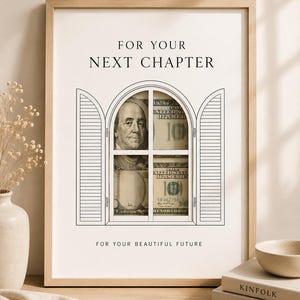 Könnte beinhalten: Gerahmter Kunstdruck mit hellem Holzrahmen. Das Kunstwerk zeigt ein Fenster mit Fensterläden, das aufgerollte 100-Dollar-Scheine zeigt. Der Text oben lautet "FOR YOUR NEXT CHAPTER" und unten "FOR YOUR BEAUTIFUL FUTURE."