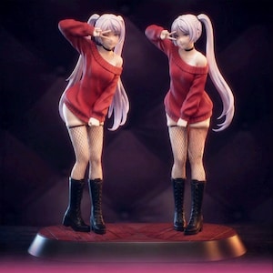 Puede incluir: Dos figuras de estilo anime de una mujer con cabello blanco con un suéter rojo, botas negras y medias de red. Las figuras posan con un signo de paz. Se paran en una plataforma de madera con un fondo oscuro.