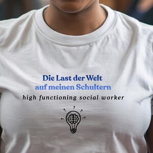 High Functioning Social Worker T-Shirt – Lustiges Geschenk für Sozialarbeiter:innen - Unisex Essential Premium Shirt
