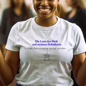 Könnte beinhalten: Ein weißes T-Shirt mit kurzen Ärmeln, bedruckt mit dem blauen Text Die Last der Welt auf meinen Schultern, dem schwarzen Text high functioning social worker und einem schwarzen Liniensymbol einer Person mit einem Blitz über dem Kopf.