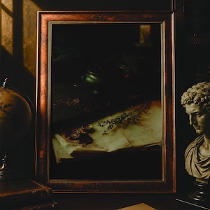 Puede incluir: Pintura de naturaleza muerta enmarcada, con una estética oscura y melancólica. La pintura presenta una mesa con una carta parcialmente visible, un anillo y lavanda. El marco es de color marrón rojizo cálido.