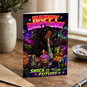 Peut inclure: Une carte de vœux d'anniversaire montrant une personne aux cheveux tressés utilisant une pipe à eau en verre. La carte affiche le texte HAPPY BIRTHDAY et SNACK TO THE FUTURE, avec un cupcake violet étiqueté ALEX, un bocal TIME TRAVEL SNACKS, de la pizza et des en-cas dans un décor futuriste aux néons.