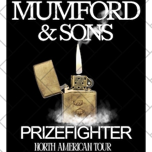Może przedstawiać: Grafika do pobrania cyfrowego z zespołem Mumford & Sons. Obraz przedstawia zapalniczkę w stylu vintage z płomieniem i tekstem "PRIZEFIGHTER NORTH AMERICAN TOUR" w kolorze białym na czarnym tle. Obecne są również słowa "DIGITAL DOWNLOAD" i "TRANSPARENT BACKGROUND".