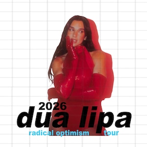 Può includere: Un poster che ritrae una persona con lunghi capelli scuri che indossa un top rosso senza maniche e guanti rossi abbinati. Il testo 2026 DUA LIPA è stampato in grassetto nero, con le parole radical optimism tour in azzurro sotto il nome.