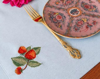 Moira Erdbeere | Besticktes Tischset