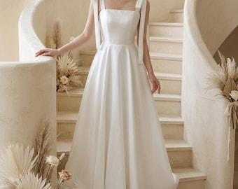 Vestido de noiva de cetim, elegante e simples, estilo francês, para noivado ou ocasião especial, minimalista e romântico.