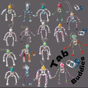 Puede incluir: Una taza de cerámica blanca con asa negra y el texto "But First, Coffee" en negro, con fuente de estilo manuscrito. La taza está sobre una superficie blanca.