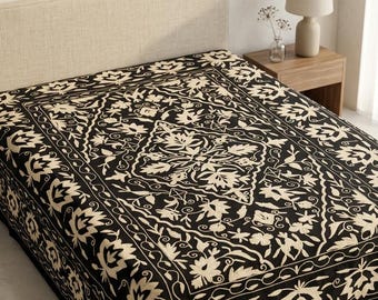 Copriletto Suzani monocromatico realizzato a mano - Copriletto in cotone nero e crema - Trapunta minimalista con ricami floreali
