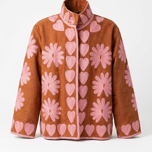 Puede incluir: Un juego de tres tazas de cerámica con acabado mate moteado. Las tazas son de color crema, gris claro y gris oscuro. Cada taza tiene un diseño simple y minimalista.