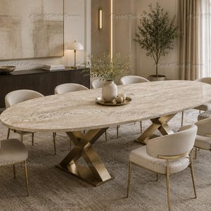 Owalny stół jadalny z trawertynu, złota krzyżowa podstawa, styl Mid Century Modern, kremowy kamień